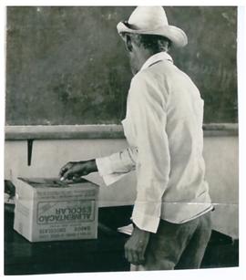 Eleitor votando - Santo Ant&ocirc;nio de Leverger/MT