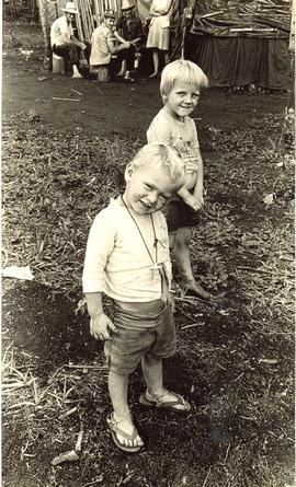 Crian&ccedil;as no acampamento de colonos - Fazenda Anoni, Ronda Alta/RS